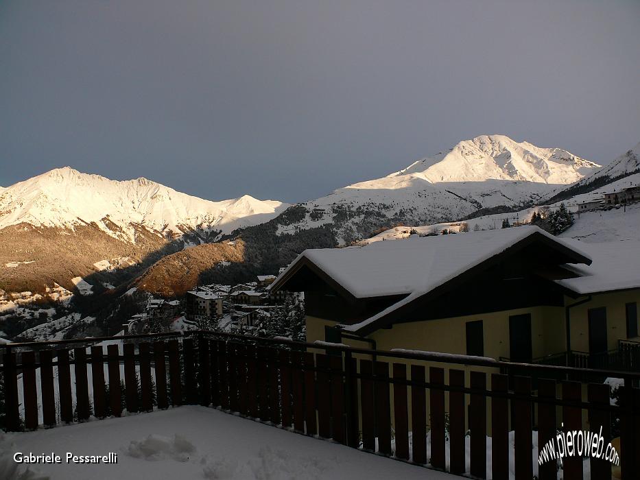 Primi raggi di sole sul Menna, l'Arera e Zambla innevati.JPG